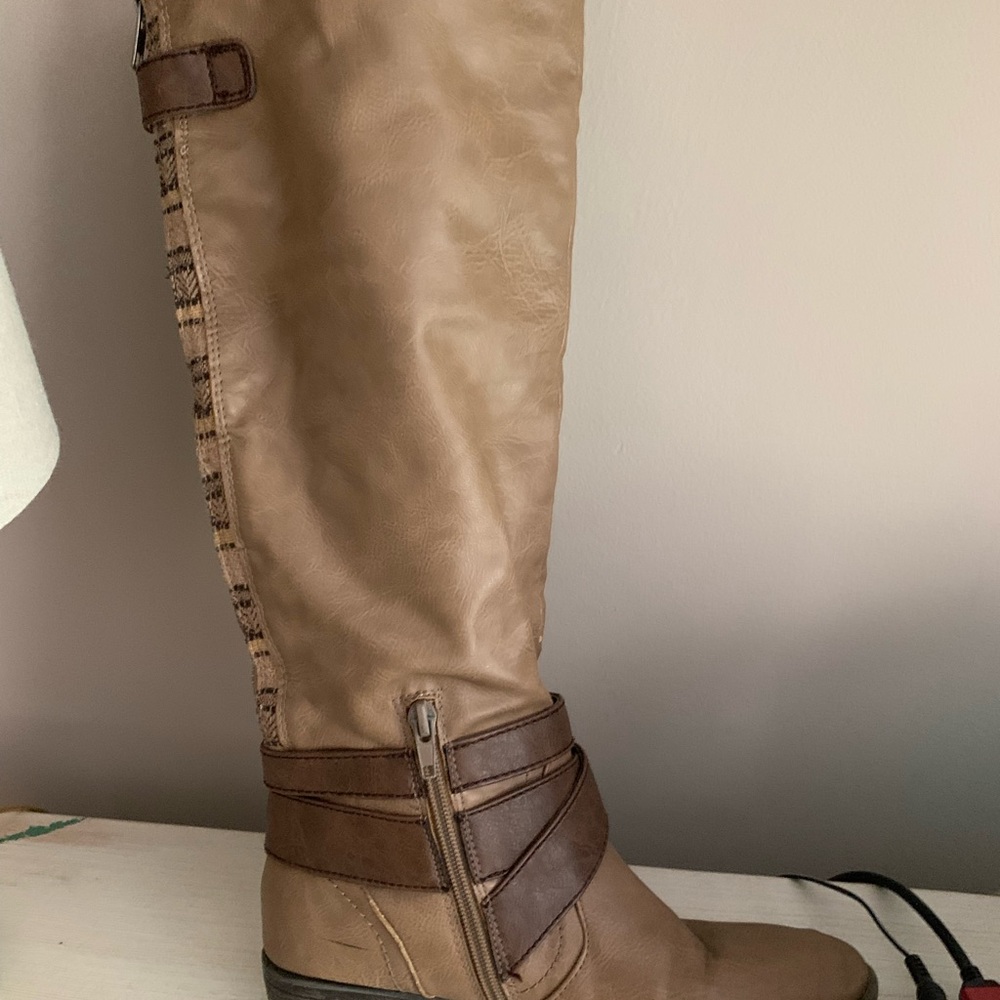 Boots - Picture 5 of 6